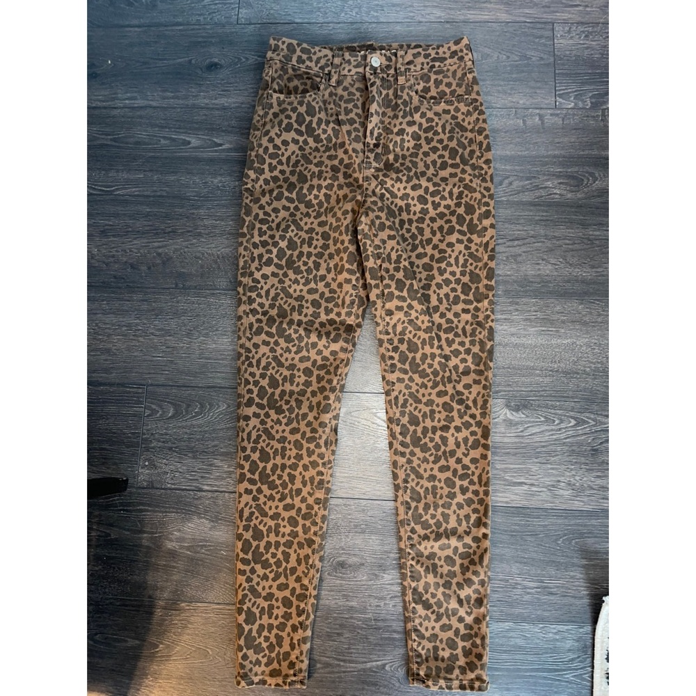 Size 6 America Eagle high rise cheetah jegging.